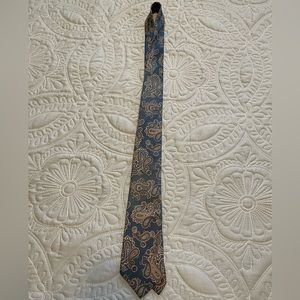 Nice paisley Izod Tie with blue background. Paisley is mostly brown.Like New